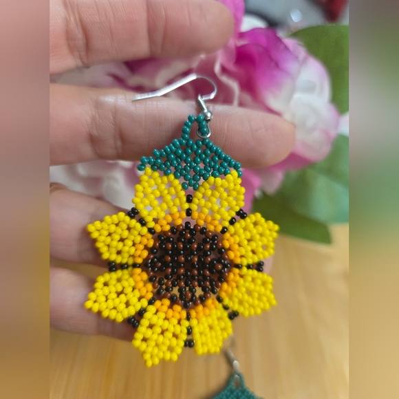 🌻Artisan Handcrafted Sunflower Beaded Earrings🌻 - Picture 2 of 2